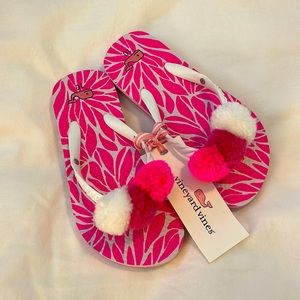 Vineyard vines pom flip flops